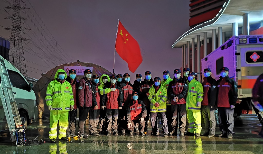 武汉抗疫帐篷扫雪抢修后合影.jpg