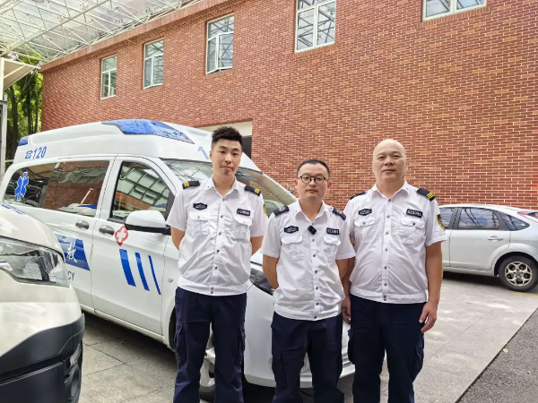 图说：负责老刘急救的“三人组”.png