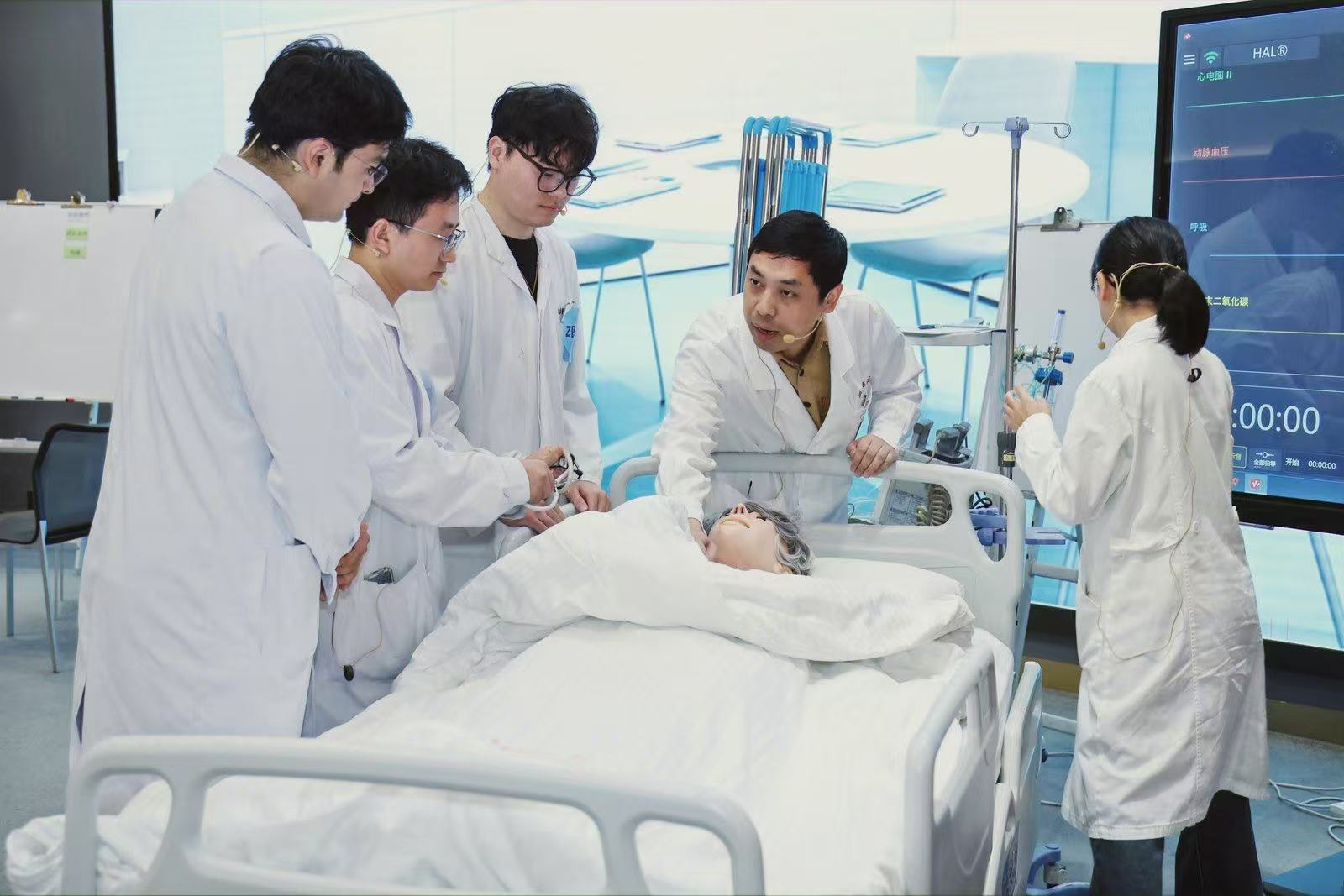 我院规培生作为学员辅助教学.png